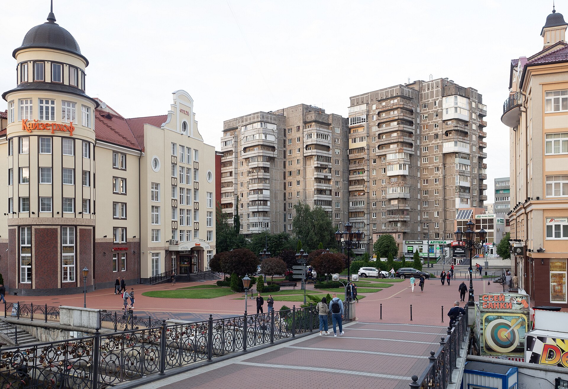 Рыбная деревня: стилизованные под прусскую архитектуру здания на фоне панельных многоэтажек